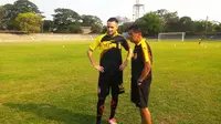 Simone Quintieri (kiri), satu dari tiga pemain anyar Sriwijaya FC, mendapat pujian dari Benny Dollo. (Bola.com/Riskha Prasetya)