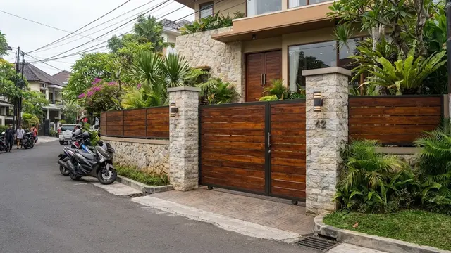 Model pagar kombinasi kayu dan batu untuk fasad natural sehingga hunian jadi tampil segar kekinian desain pagar kayu dengan batu di pilar gerbang