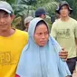 Warga Kecamatan Bungaraya, Sundari (tengah) saat dievakuasi warga setelah hilang beberapa hari di kebun. (Liputan6.com/M Syukur)