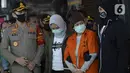 Maria Pauline Lumowa (berbaju tahanan) yang diekstradisi dari Serbia tiba di Bandara Soekarno-Hatta, Tangerang, Banten, Kamis (9/7/2020). Maria Pauline Lumowa merupakan pembobol kas BNI Cabang Kebayoran Baru senilai Rp 1,2 triliun pada Oktober 2002 - Juli 2003. (merdeka.com/Dwi Narwoko)