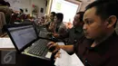 Peserta menjajal aplikasi sistem informasi logistik (Silog) Pilkada 2015 saat rapat koordinasi di Kantor KPU Pusat, Jakarta, Rabu (30/9/2015). Rapat dipimpin komisioner KPU Hadar Nafis Gumay dan Arief Budiman. (Liputan6.com/Helmi Afandi)