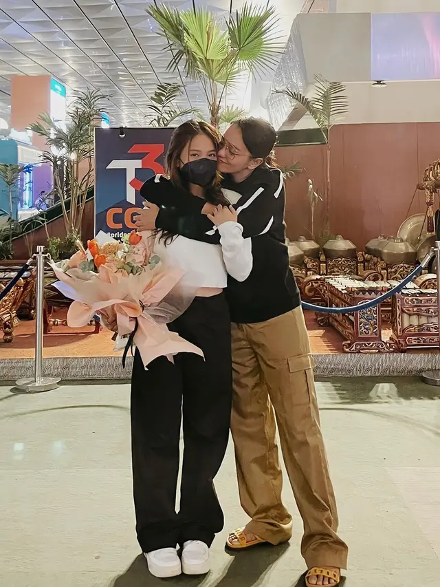 Ririn Ekawati melepas sang putri, Jasmine Abeng, kuliah di luar negeri (Foto: Instagram @ririnekawati)