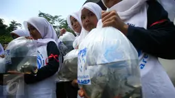 Siswa membawa benih ikan yang akan di lepas pada Baksos Joran Jurnalis ,Indonesia Care To Share di SDIT Ibnu Abbas , Pakem ,Sleman, Yogyakarta, (2/4). Baksos dilakukan oleh sejumlah anggota Pewarta Foto Indonesia dengan CSR pendukung. (Boy Harjanto)
