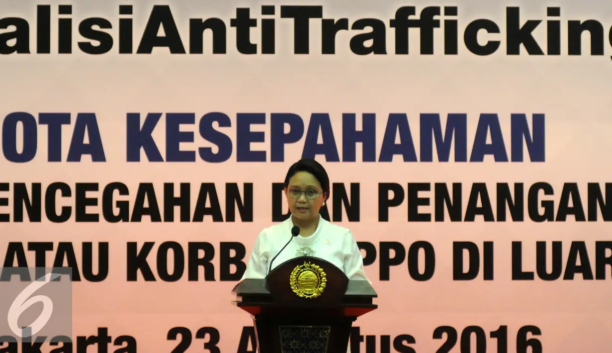 Menlu, Retno Marsudi memberikan sambutan saat acara penandatanganan MoU untuk menanggulangi persoalan kasus Tindak Pidana Perdagangan Orang (TPPO) atau Human Trafficking, Jakarta, Selasa (23/8). (Liputan6.com/Helmi Afandi)