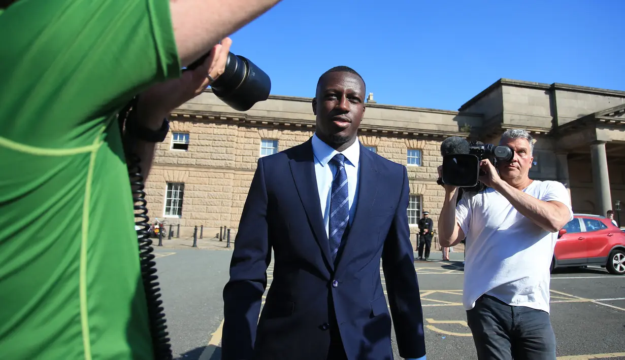 Bek Manchester City asal Prancis, Benjamin Mendy meninggalkan Pengadilan Chester Crown usai menjalani atas dugaan pemerkosaan dan penyerangan terhadap tujuh wanita di Inggris (10/8/2022). Mendy (28) yang menghadapi delapan dakwaan pemerkosaan, satu dakwaan penyerangan seksual dan satu dakwaan percobaan pemerkosaan, terkait dengan tujuh wanita muda, dapat melihat karir bermainnya berakhir di penjara jika terbukti bersalah. (AFP/Lindsey Parnaby)