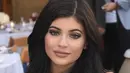 Terungkap sudah, Kylie Jenner, putri Kris Jenner dan Bruce mengakui perbuatannya dalam sebuah interview dengan majalah Elle ketika sedang menjalani sesi pemotretan untuk majalah itu. (AFP/Bintang.com)