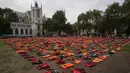Ribuan jaket pelampung yang pernah dipakai oleh para pengungsi, yang dipajang di dekat Gedung Parlemen London, Inggris, Senin (19/9). Aksi ini untuk memfokuskan KTT PBB tentang Mengatasi Gerakan Besar Pengungsi dan Migran. (Daniel Leal-Olivas/AFP)