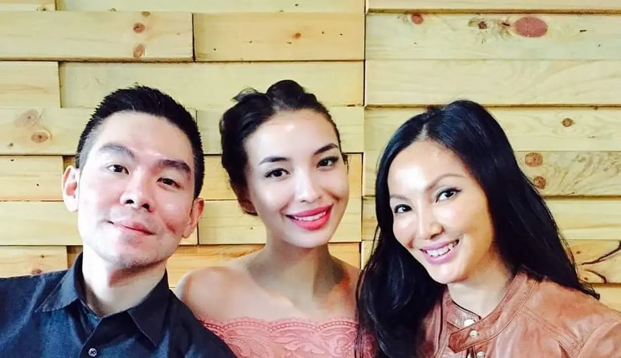 Manohara Odelia terlihat manis saat kenakan kebaya sabrina pink dipadu dengan rok cokelat [@manodelia]