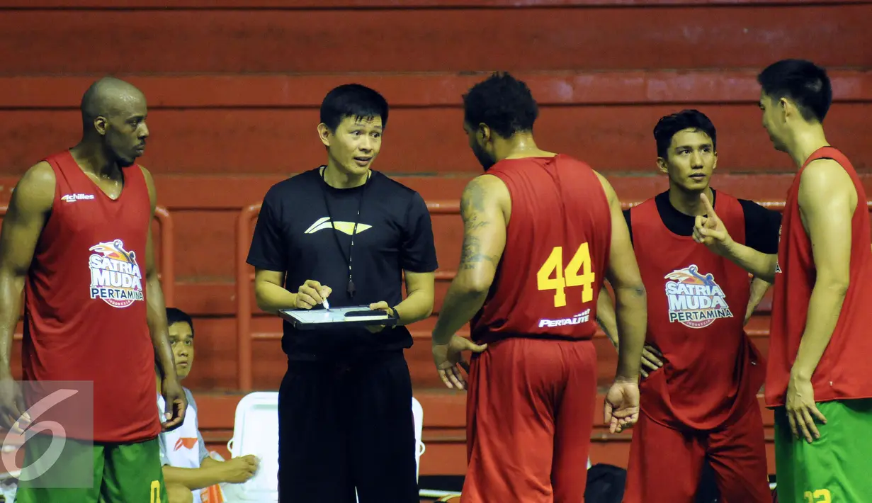 Asisten pelatih Satria Muda Pertamina, Youbel Sondakh (kedua kiri) memberi arahan pada Dior Lowhorn (44) saat latihan di GOR Soemantri Brodjonegoro, Jakarta, Rabu (19/10). Latihan ini persiapan jelang Perbasi Cup 2016. (Liputan6.com/Helmi Fithriansyah)
