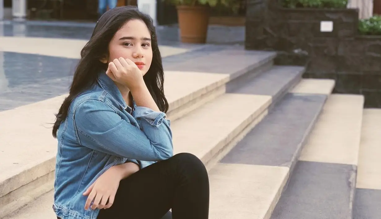 Denim menjadi busana pilihan banyak orang karena bisa memberikan kesan santai dan stylish. Hal itu juga  dilakukan oleh Tissa Biani. Penampilan pemain web series Cinta Fitri ini tampil trendi dengan jaket denim.(Liputan6.com/IG/@tissabiani)