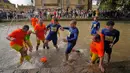 Satu tim mengenakan atasan oranye terang dengan celana pendek kuning sementara tim lainnya mengenakan seragam biru. (AP Photo/Frank Augstein)
