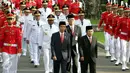 Presiden Joko Widodo dan Wapres Jusuf Kalla bersama lima Gubernur dan Wagub baru melakukan prosesi kirab di Istana Merdeka, Jakarta, Jumat (12/5).  Presiden Joko Widodo melantik lima gubernur/wagub terpilih hasil Pilkada Serentak 2017. (Liputan6.com)