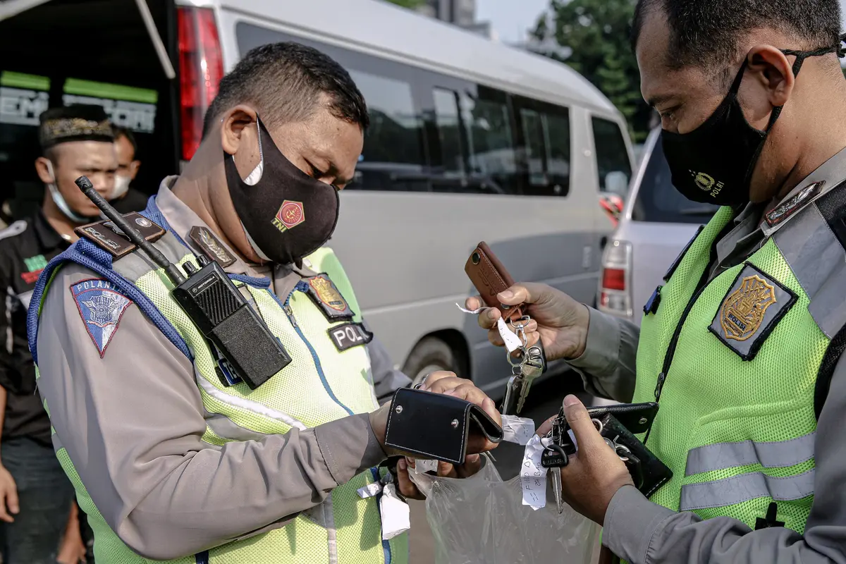 FOTO: Nekat Angkut Pemudik, 115 Kendaraan Travel Gelap Diamankan Polda Metro Jaya