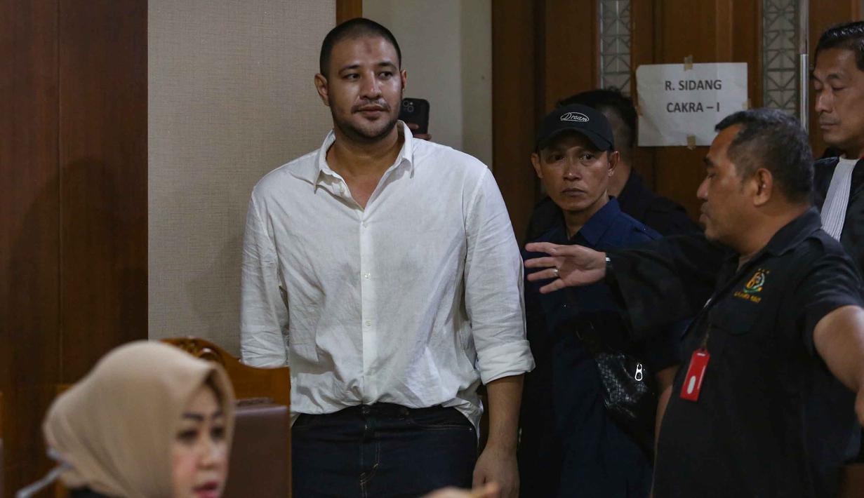 Terdakwa kasus peredaran narkotika di dalam Rumah Tahanan (rutan), Muhammad Ammar Akbar alias Ammar Zoni sesaat sebelum menjalani persidangan di Pengadilan Negeri Jakarta Pusat, Kamis (18/12/2025). Pesohor Muhammad Ammar Akbar alias Ammar Zoni dihadirkan secara langsung pada persidangan terkait kasus peredaran narkotika di dalam Lembaga Pemasyarakatan (Lapas) Salemba di Pengadilan Negeri Jakarta Pusat, Kamis (18/12/2025). (merdeka.com/Arie Basuki)