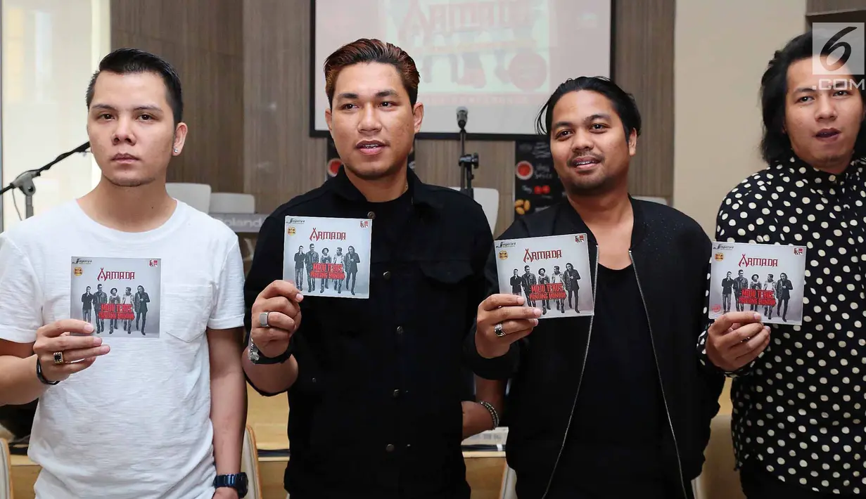 Armada Band menunjukkan CD album barunya bertajuk Maju Terus Pantang Mundur di Jakarta, Jumat (28/7). Album ini merupakan album ke 5 yang terdapat lagu Asal Kau Bahagia yang banyak disambut oleh masyarakat. (Liputan6.com/Herman Zakharia)