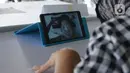 Keluarga melakukan video call dengan pasien di RSCM, Jakarta, Selasa (26/5/2020). Fasilitas itu bernama "Pojok Sahabat",Karena tidak bisa jenguk langsung untuk bertegur sapa dengan keluarga yang dirawat dalam ruangan khusus memalui video call. (merdeka.com/Imam Buhori)