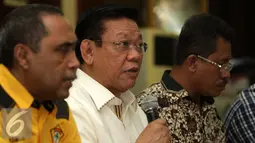 Agung Laksono menyatakan saat ini Golkar tidak memiliki legitimasi dalam mengeluarkan kebijakan politik akibat kosongnya kepengurusan partai pasca dicabutnya Surat Kepengurusan Golkar Ancol, Jakarta, Kamis (31/12). (Liputan6.com/Yoppy Renato)