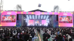 Festival Ramadan terbesar persembahan KapanLagi Youniverse (KLY) ini digelar di Stadion Madya, Kompleks Gelora Bung Karno, Senayan, Jakarta, dengan antusiasme penonton yang luar biasa. Tampak dalam foto, antusias penonton menyaksikan grup band Wali yang saat tampil pada hari kedua gelaran KapanLagi Buka Bareng (KLBB) Festival 2026 di Stadion Madya, Kompleks Gelora Bung Karno, Senayan, Jakarta, Minggu 1 Maret 2026. (Dok/Kapanlagi Youniverse)