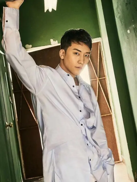 Paket minuman keras ini bernama 'Set Menut of Mansour'. Isi paketan minuman keras ini adalah satu botol besar dan 10 botol kecil champagne Armand de Brignac dan cognag Louis XIII. (Foto: instagram.com/seungriseyo)