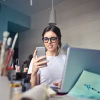 Perempuan kini semakin mendominasi sektor e-commerce. Foto: Bruce Mars on Unsplash