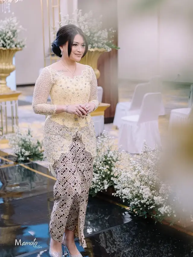 Nathalie Holscher saat pernikahan adiknya. [@nadyaholscher]