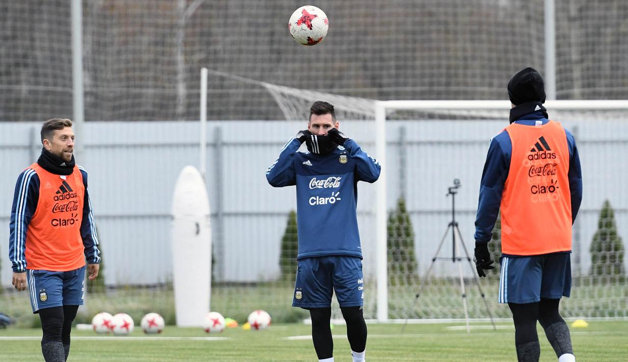 Striker Argentina, Lionel Messi, saat mengikuti sesi latihan jelang laga persahabatan di Moscow, Rusia, Selasa (7/11/2017). Argentina akan berhadapan dengan Rusia dan Nigeria. (AFP/Kirill Kudryavtsev)