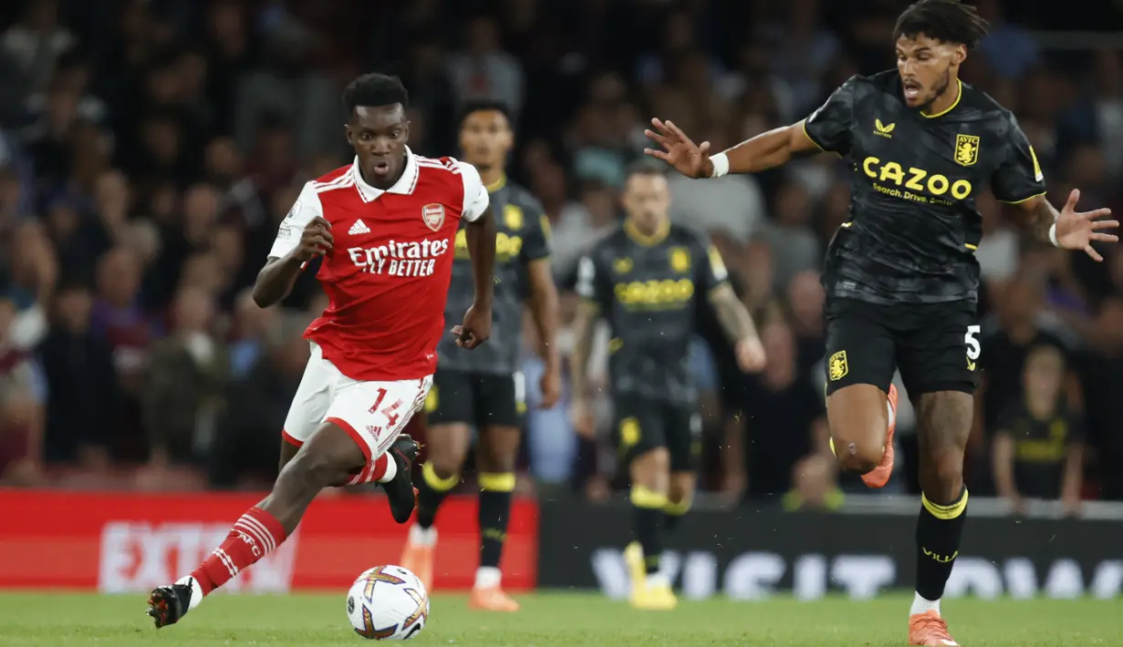 Eddie Nketiah. Striker Inggris berusia 23 tahun yang kini memasuki musim ke-6 bersama Arsenal ini juga belum mencetak satu gol pun bagi The Gunners di Liga Inggris musim 2022/2023. Kehadiran Gabriel Jesus yang didatangkan dari Manchester City sedikit banyak menjadi penyebab kemandulannya akibat tidak mendapat menit bermain yang memadai. Dari total 6 laga di Liga Inggris, seluruhnya dimulai sebagai pemain pengganti. Musim lalu ia mampu mencetak 5 gol bagi Arsenal di Liga Inggris. (AP/David Cliff)