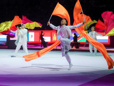 Penampilan sejumlah penari saat upacara pembukaan Kejuaraan Dunia Gimnastik 2025 yang berlangsung di Indonesia Arena, Senayan, Jakarta, Minggu (19/10/2025). (Bola.com.Bagaskara Lazuardi)