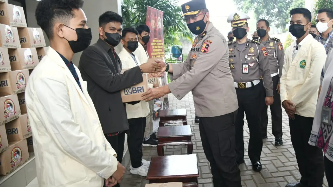 Polri memberikan bantuan 1.825 paket sembako yang diberikan langsung kepada para mahasiswa perantau asal Kawasan Timur Indonesia di Kampus Perguruan Tinggi Ilmu Qur’an (PTIQ) Jakarta Selatan