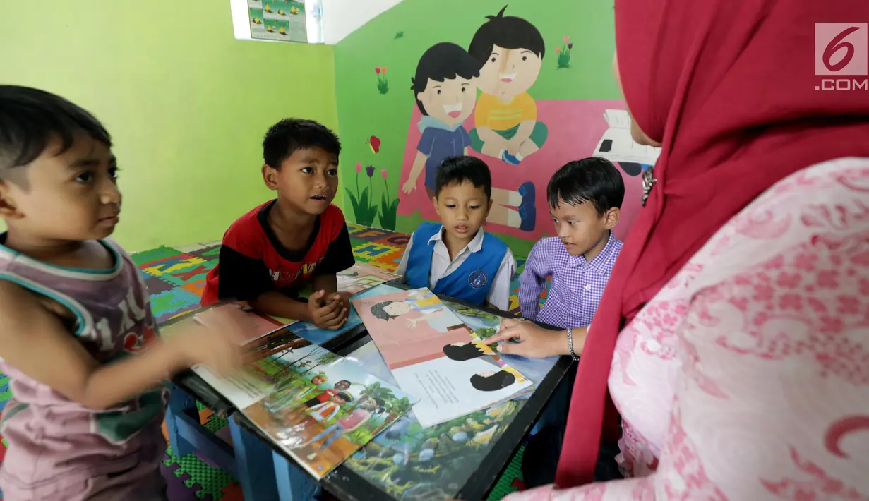 Anak-anak belajar di ruang publik terpadu ramah anak (RPTRA) RPTRA Madusela, Mangga Besar, Jakarta, Senin (12/11). Dalam rancangan APBD 2019, Gubernur DKI Jakarta, Anies Baswedan tidak menganggarkan RPTRA dalam RPJMD 2019. (Liputan6.comm/JohanTallo)