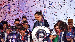 Zlatan Ibrahimovic dan para pemain Paris Saint-Germain terlihat menikmati perayaan titel juara liga prancis di Stadion Parc des Princes stadium, Paris,(14/5/2016).  (AFP/Franck Fife)
