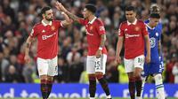 Gelandang Manchester United, Bruno Fernandes, merayakan gol yang dicetaknya ke gawang Chelsea pada laga tunda pekan ke-32 Premier League 2022/2023, Jumat (26/5/2023) dini hari WIB. (AFP/Oli Scarff)