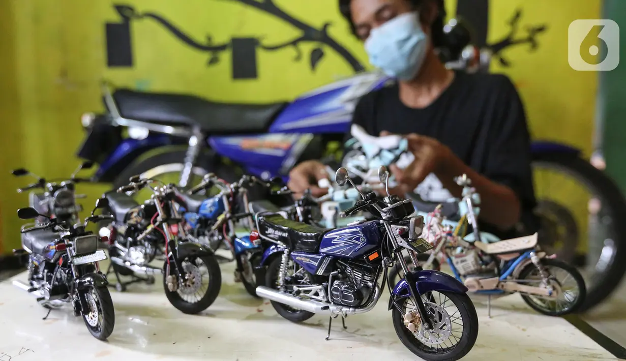 Deretan miniatur motor yang dipajang di Kampung Dukuh, Serua, Tangerang Selatan, Sabtu (17/10/2020). Miniatur motor dengan rasio 1:18 yang dikerjakan sendiri mampu memproduksi 1 buah dalam jangka waktu dua hari. (Liputan6.com/Fery Pradolo)