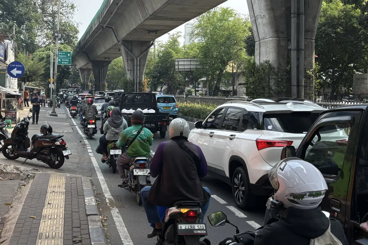 Suasana di sekitar lokasi Jembatan Penyeberangan Orang (JPO) yang rusak akibat ditabrak truk pengangkut alat berat.