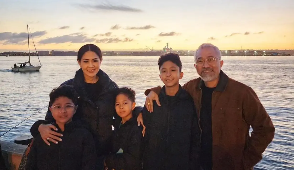 Lukman Sardi beserta keluarga juga menikmati liburan akhir tahun di Amerika Serikat. Mereka pun kompak mengenakan jaket musim dingin dengan warna gelap. [@lukmansrd]