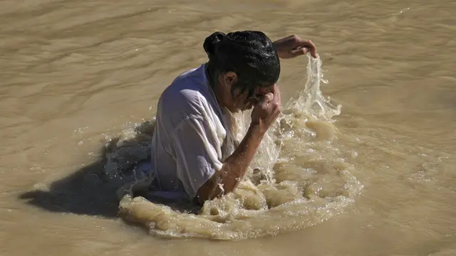FOTO: Ritual Pembaptisan Saat Perayaan Epiphany di Sungai Yordan