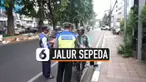 Petugas Dishub dan kepolisian melakukan sterilisasi jalur sepeda di Tomang Jakarta Barat. 35 pengendara motor dan mobil ditilang karena melewati jalur sepeda.
