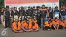 Sejumlah tersangka diperlihatkan saat rilis hasil cipta kondisi akhir tahun di Polda Metro Jaya, Jakarta (30/12). Barang bukti dan tersangka dihadirkan dari seluruh Polres dan Polsek sejabodetabek. (Liputan6.com/Gempur M Surya)