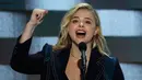 Kekasih putra David Beckham, Chloe Grace Moretz  terlihat bersemangat saat berpidato di Konvensi Nasional Partai Demokrat di Wells Fargo Center, Philadelphia, Pennsylvania, AS (28/7). (REUTERS/Mike Segar)