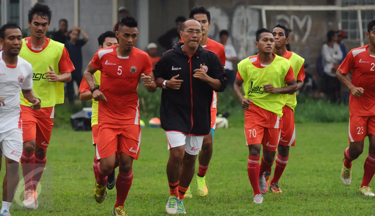 Pelatih Persija, Bambang Nurdiansyah (tengah) saat memimpin latihan di National Youth Training Centre, Sawangan, Depok, Jumat (4/12/2015). Latihan ini persiapan memasuki babak delapan besar Piala Jenderal Sudirman. (Liputan6.com/Helmi Fithriansyah)