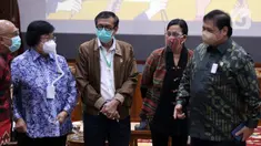 Sejumlah Menteri Kabinet Indonesia Maju berbincang usai memberi keterangan terkait UU Omnibus Law Cipta Kerja di Graha Sawala Kemenko Perekonomian, Jakarta, Rabu (7/10/2020). Mereka memberi penjelasan maksud dan tujuan terkait disahkannya UU Omnibus Law Cipta Kerja. (Liputan6.comHelmi Fithriansyah)