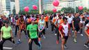 Peserta sosialisasi pelaksanaan Brimob run 2017 di Bundaran HI, Jakarta, Minggu (5/11). Brimob akan menggelar lomba lari dalam rangka memperingati HUT-nya ke-72, 3 Desember 2017 mendatang. (Liputan6.com/Angga Yuniar)
