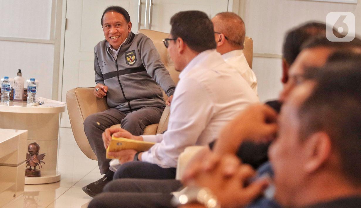 Menteri Pemuda dan Olahraga (Menpora) Zainudin Amali menerima audiensi dari perwakilan klub-klub sepak bola Liga 2 dan Asosiasi Pesepakbola Profesional Indonesia (APPI), di ruang kerjanya lantai 10 Gedung Kemenpora Senayan, Jakarta, Senin (30/1/2023). Zainudin Amali menyebut kelanjutan kompetisi Liga 2 belum bisa berjalan hingga Kongres Luar Biasa (KLB) Persatuan Sepakbola Seluruh Indonesia (PSSI) digelar. (Liputan6.com/Angga Yuniar)
