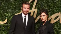 David dan Victoria Beckham biasanya tampil dengan empat orang anaknya yang selalu menjadi incaran kamera paparazi. Namun, kedua pasangan selebriti ini terlihat berdua tanpa kehadiran anak-anak nya. (AFP/JACK TAYLOR)