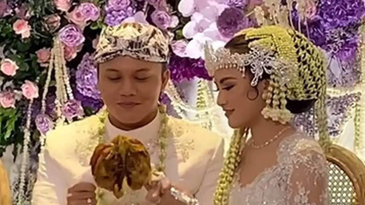 Prosesi adat pernikahan Rizky Febian dan Mahalini (Instagram/thebidestory)