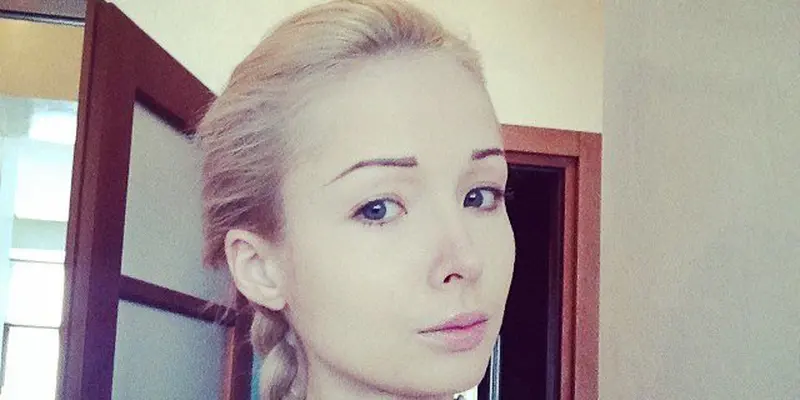 Human barbie finally takes off her makeup top