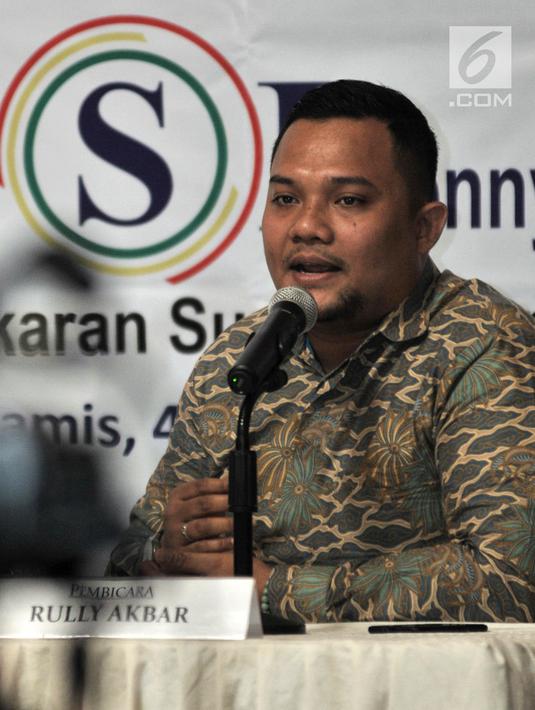 Peneliti Lingkaran Survei Indonesia (LSI) Denny JA, Rully Akbar saat merilis hasil survei di Kantor LSI, Jakarta, Kamis (4/10). Hasil survei LSI Denny JA menyebutkan PDIP sebagai partai yang paling memperjuangkan Pancasila. (Merdeka.com/Iqbal Nugroho)