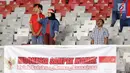 Suporter Tim Garuda membentangkan spanduk jelang menyaksikan Indonesia melawan Thailand pada laga Grup G Kualifikasi Piala Dunia 2022 zona Asia di Stadion Utama Gelora Bung Karno, Jakarta, Selasa (10/9/2019). Indonesia kalah 0-3. (Liputan6.com/Helmi Fithriansyah)