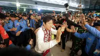 Mantan pelatih Timnas Indonesia, Shin Tae-yong melambaikan tangan kepada para suporter saat kembali ke negaranya melalui terminal 3 Bandara Soekarno-Hatta, Tangerang, Banten, Minggu (26/01/2025). (Bola.com/Bagaskara Lazuardi)