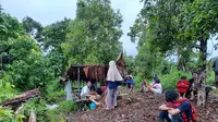 Warga di Dusun Simalegi, Kecamatan Siberut Barat, berlarian mencari tempat yang lebih tinggi. Sampai saat ini mereka masih bertahan dan memilih mengungsi karena gempa terus terjadi. (Liputan6.com/ Novia Harlina)